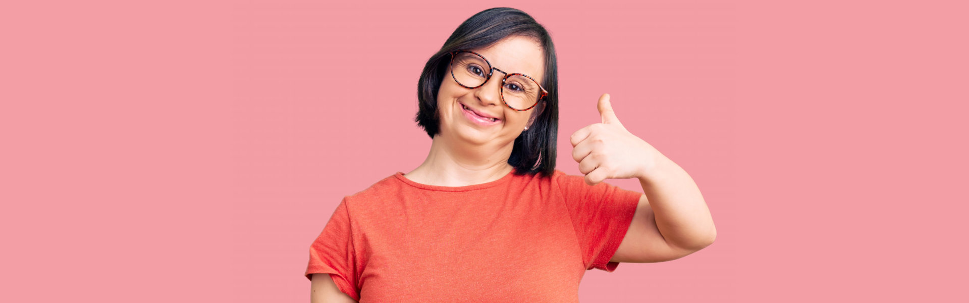 woman smiling giving a thumbsup